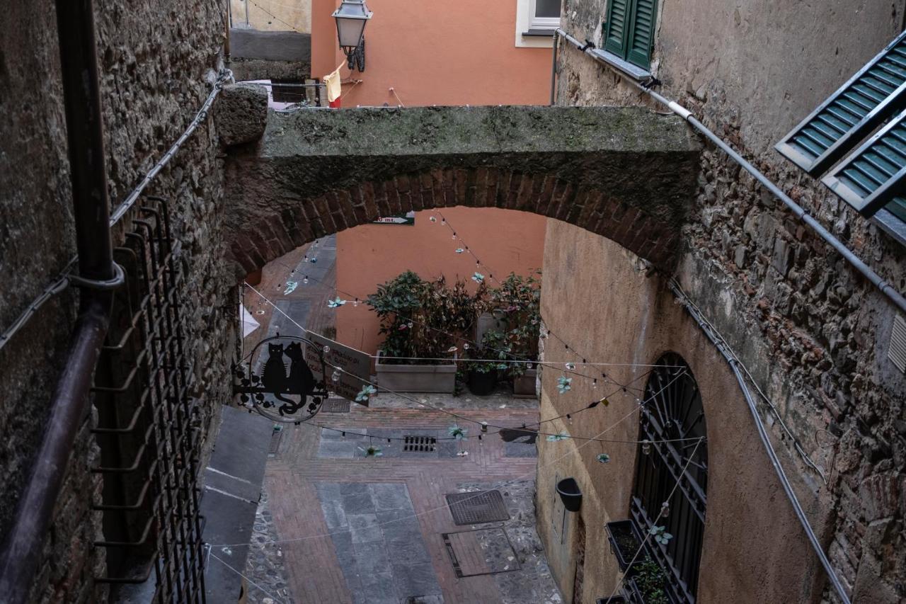 Archivolto del Teatro, 3 Albenga Exterior foto